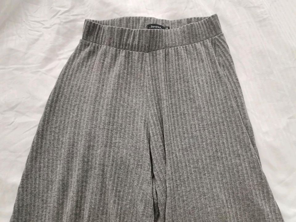 Bershka Culotte Hose Schlaghose Gerippt Grau Baumwolle XS 34 in Berlin