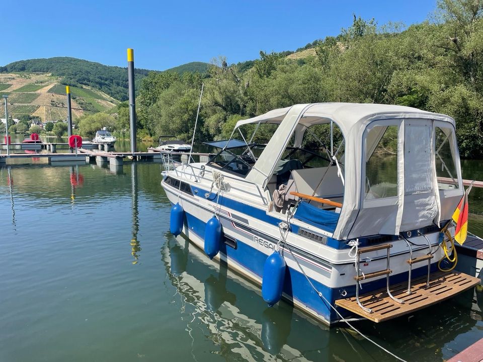 Motorboot / Kajütboot Regal +Trailer Seit dem 18.05. im Hafen Lev in Köln