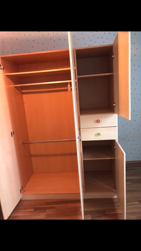 Kleiderschrank mit Wickeltischkommode in Köln