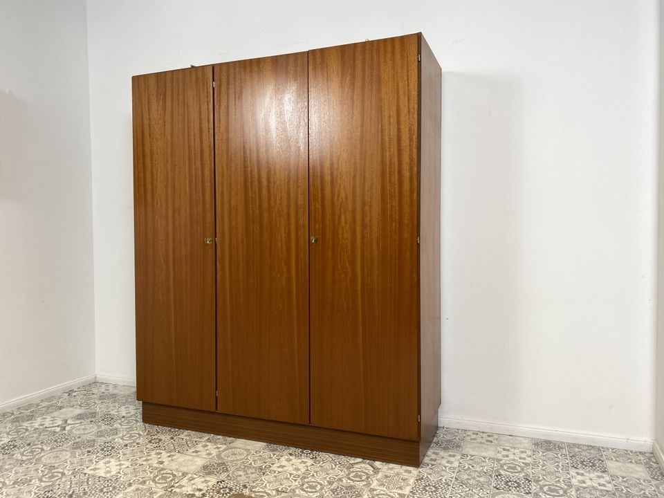 WMK Unaufdringlicher und sehr gut erhaltener 70er Jahre Kleiderschrank mit schönen Messingbeschlägen # Schrank Wäscheschrank Wardrobe Schlafzimmerschrank Retro Vintage DDR # Lieferung möglich in Berlin