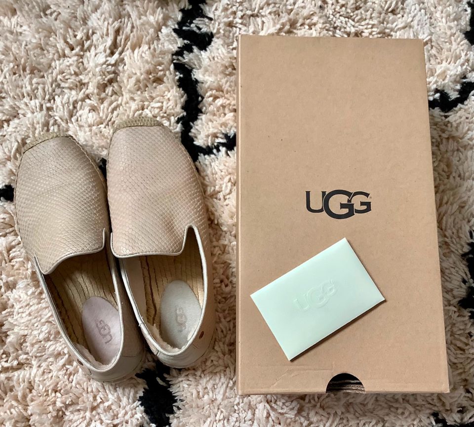 UGG Damen Schuhe Sandrinne beige Gr.38 neuwertig inkl.Versand in Berlin