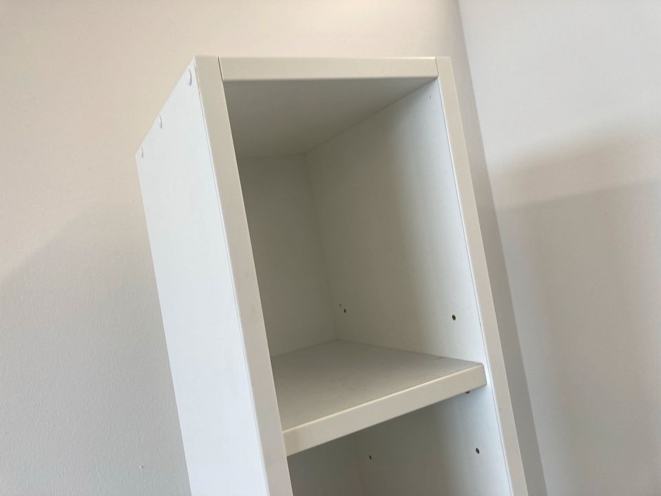 #A Bücherregal weiß Regal Hochschrank 202 cm Ikea Holz Wohnzimmer in Burgstädt