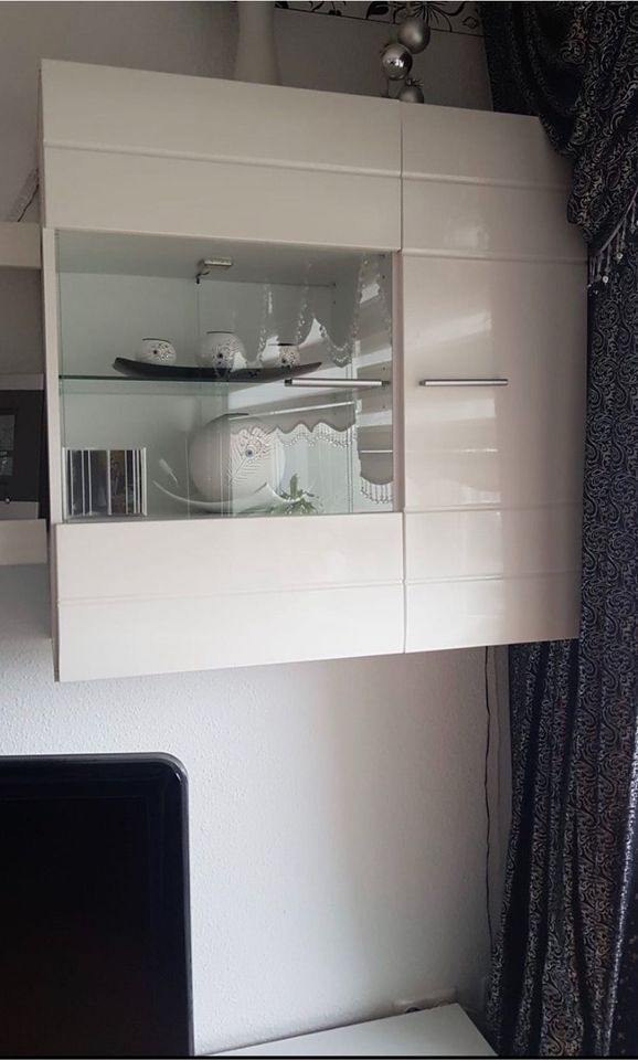 Wohnwand Wohnzimmer Regal Sideboard weiß mit LED Licht in Stolberg (Rhld)