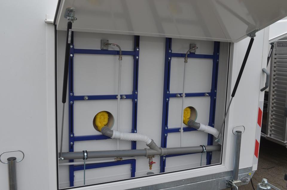 PKW Anhänger NEU 1300 Kg Toilettenwagen 2 Abteile Waschbecken in Bielefeld