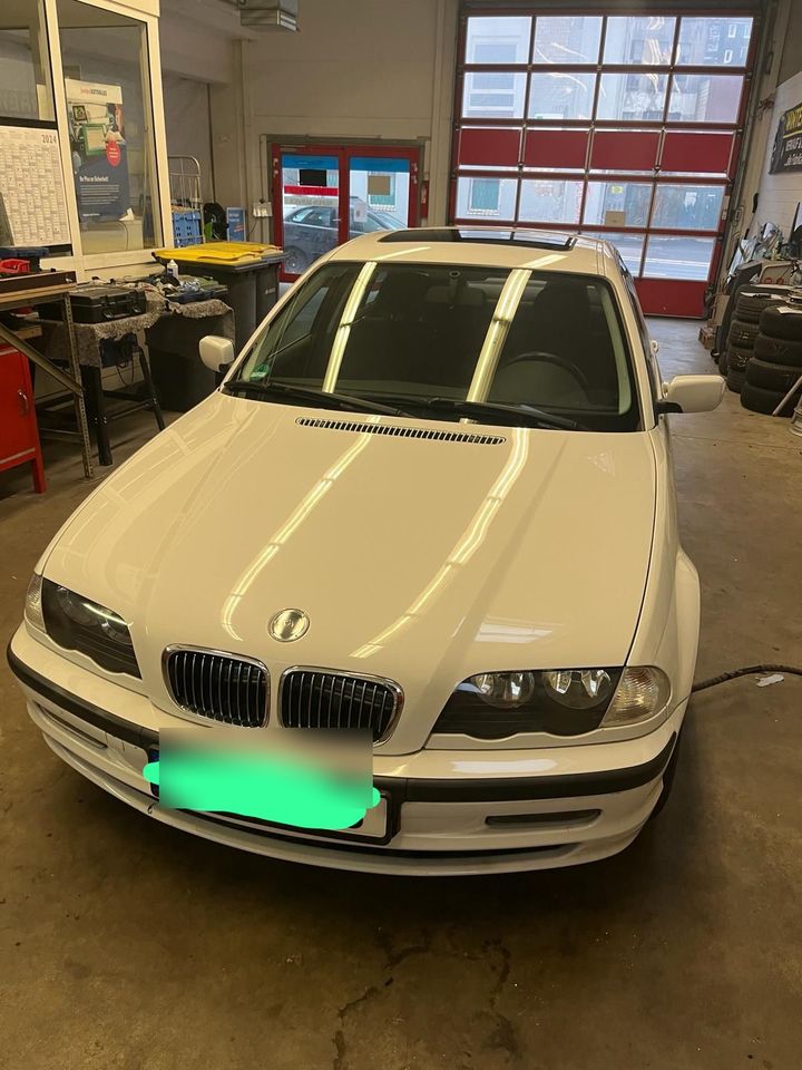 BMW 323I mit ca. 126.000 Kilometer zu verkaufen. in Remscheid