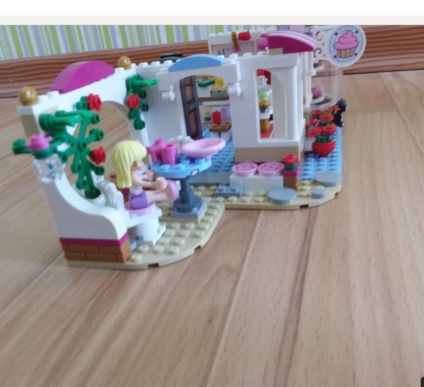 Lego Friends Heartlake Cupcake Cafe 41119 in Beelen