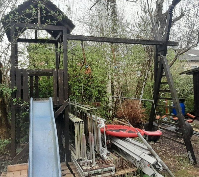 Schaukel mit Spielturm, Rutsche und Klettersprossen in Dortmund