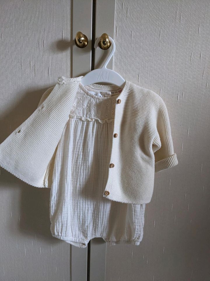 Süßes Zara Set 68 - Strickjacke Einteiler schick Taufe weiß creme in Würzburg