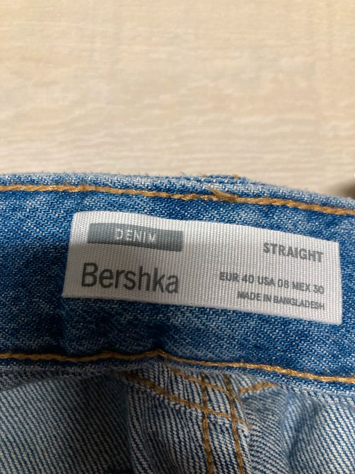 Bershka Straight Jeans Gr. 40 in Niederdorfelden