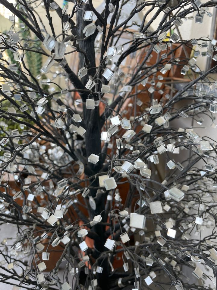 Kunstbaum mit kleinen Spiegelblättchen in Fulda