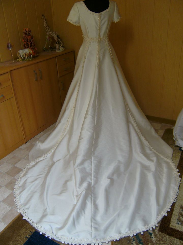 Brautkleid mit Schleppe, Größe 38, Brautkleider in Neunkirchen