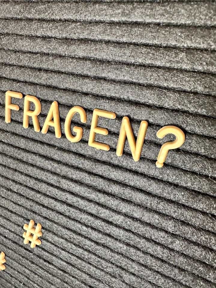 Stecktafel Memoboard Buchstaben schwarz Wand Deko Holz Emojis Set in Blaustein