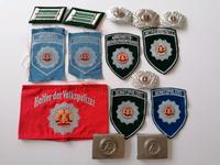 Konvolut Polizeiabzeichen DDR Armbinde Ärmel-und Mützenabzeichen Bayern - Freilassing Vorschau