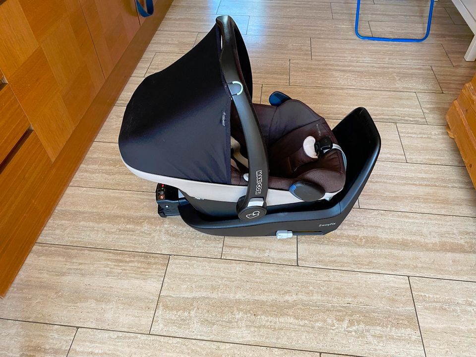 Maxi Cosi Pebble Plus, inkl. New Born Einsatz und Isofix Station in Eggingen