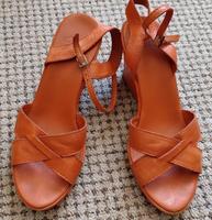Clarks Damenschuhe Keilabsatz Leder Sommerschuhe Gr. 6 1/2 Leipzig - Kleinzschocher Vorschau