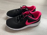 Nike Turnschuhe Gr. 38,5 NEU Hessen - Schrecksbach Vorschau