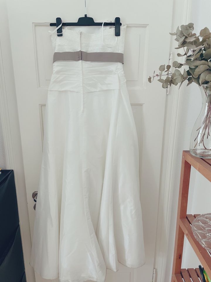 Brautkleid / Hochzeitskleid Très Chic A-Linie Größe 40-44 in Augsburg