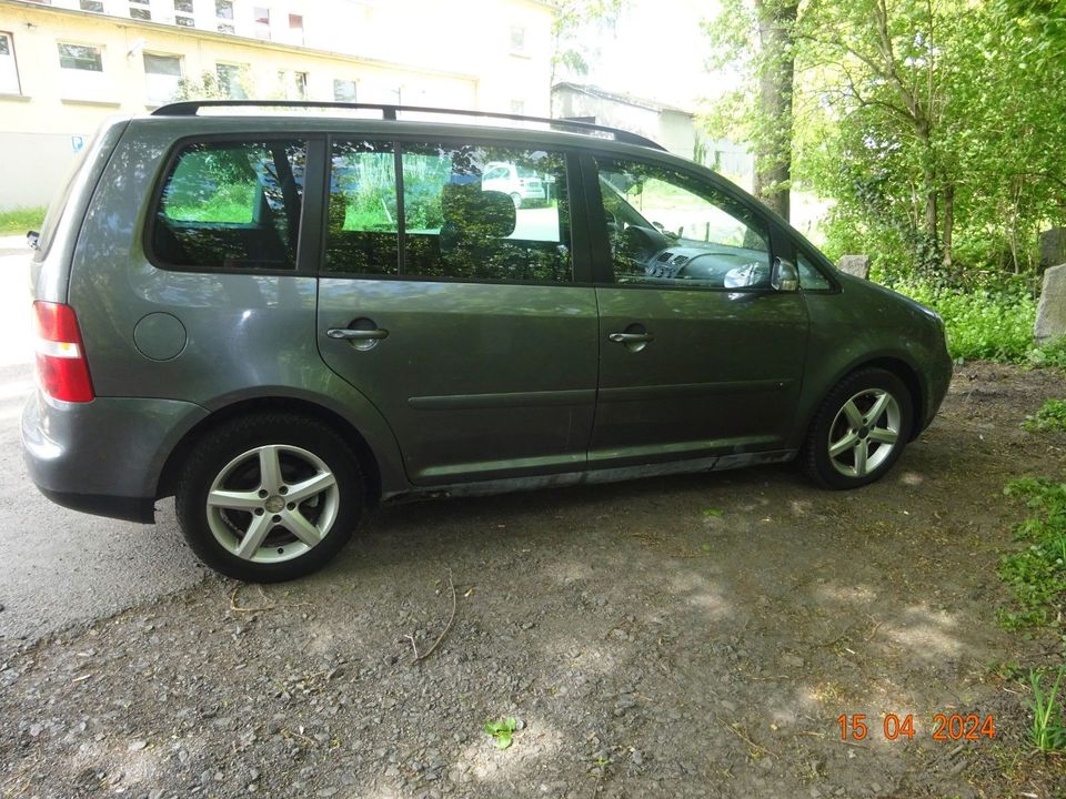 Volkswagen Touran Trendline*7 Sitze*Navi in Frankfurt am Main