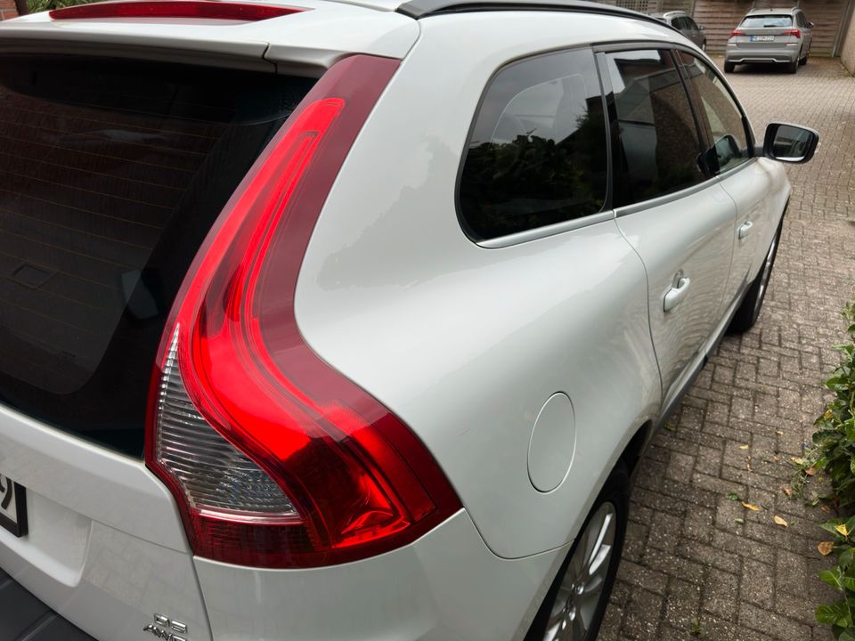 Volvo XC60 D5 AWD Summum | Panorama, Standheizung uvm. in Kaarst