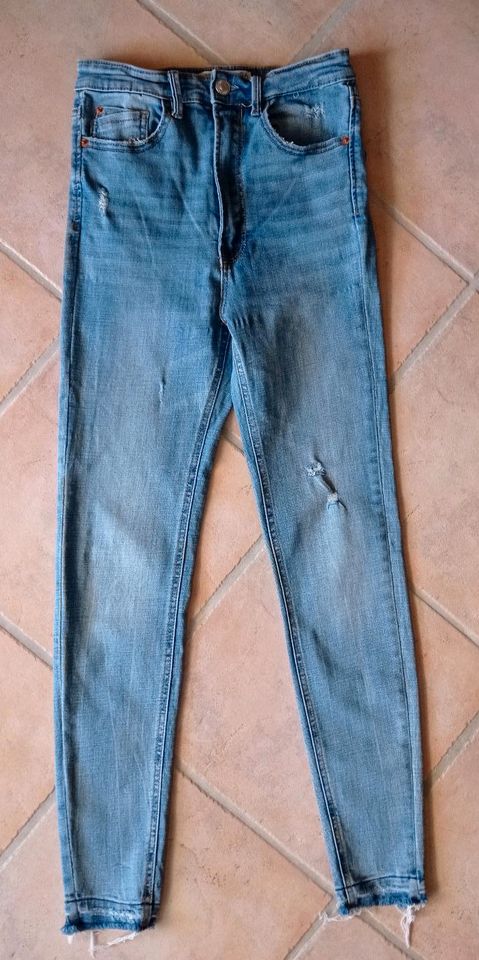 Stradivarius Skinny Super High Waist 5-Pocket Jeans Gr. 36 in Reinfeld