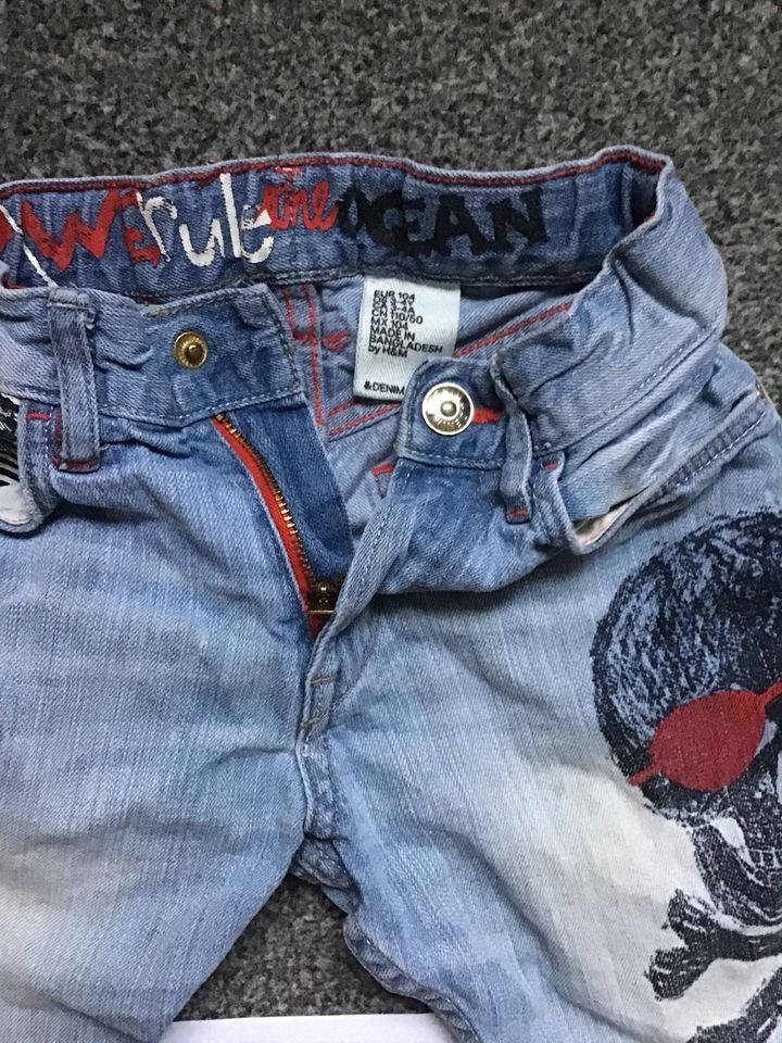 Kurze Hose Short Shorts Pirat fester Jeans H&M 104 Junge in Holzminden