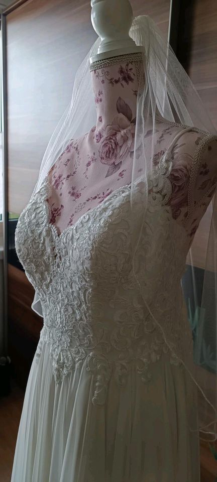 Bodenlanges Hochzeitskleid Creme Ivory 40 L 42 XL in Magdeburg