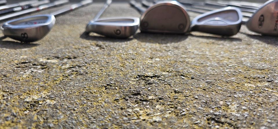 umfangreiche Pro Ace Golfausrüstung mit 18 Schlägern in Köln