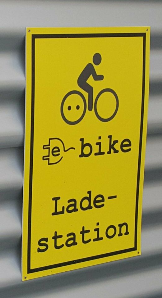 Elektro Bike Garagen +  Strom von der Ladestation ! (passen auch zwei Stück rein ) in Plauen