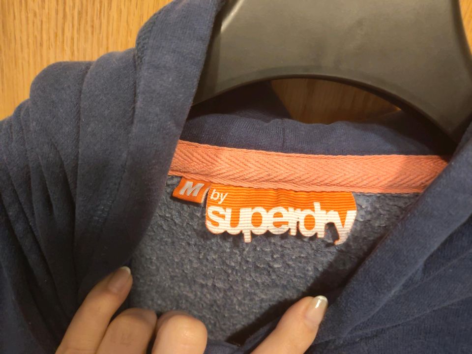 Dunkelblauer Hoodie von Superdry in Größe M in München