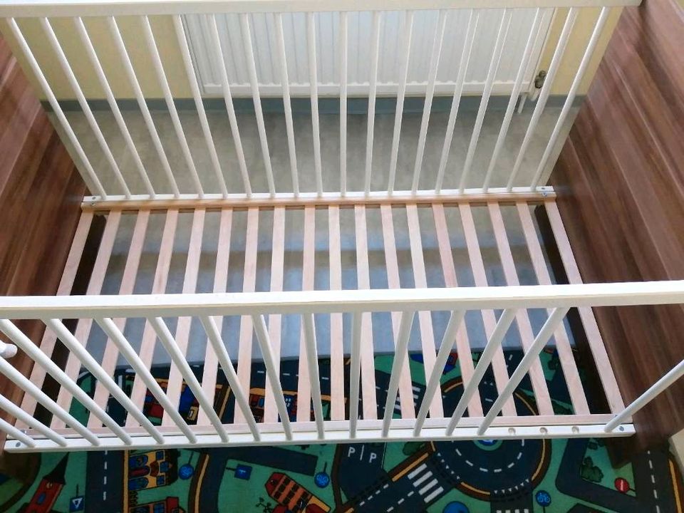 Baby Gitter Bett Holz inkl.10cm Matratze, Spieluhr, Decke, Kissen in Putbus
