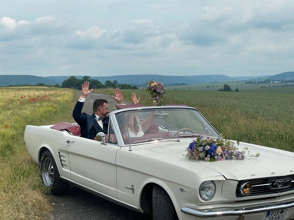 Mustang als Hochzeitsauto mieten - schickes weißes Cabrio mit V8 in Pirna