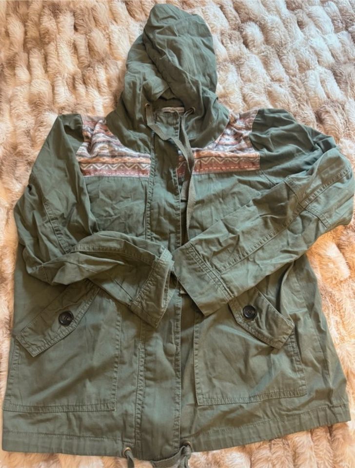 Dünne Jacke von Charlotte Russe in Mainz