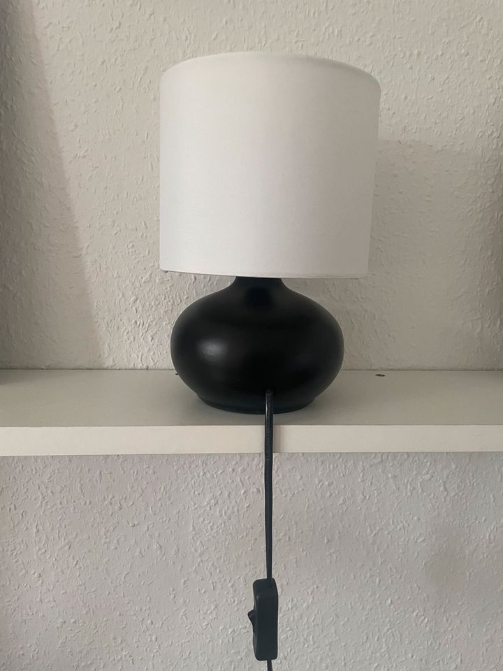 TVÄRFOT Tischlampe | Weiß/schwarz | in Oranienburg
