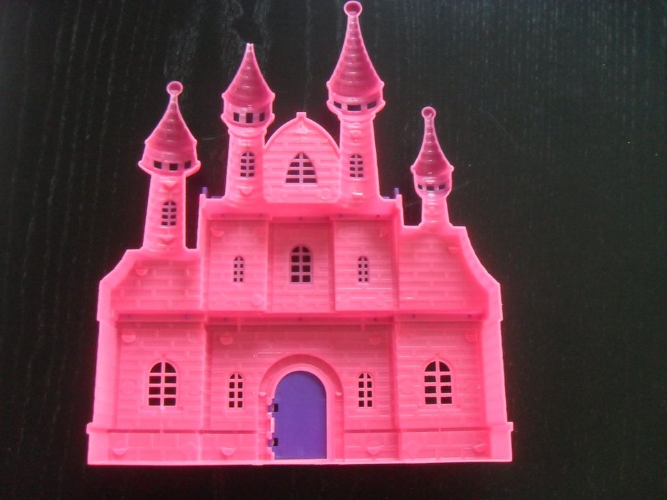 Schloss Attrappe pink zu verschenken / Spielen / Spielzeug in Alpen