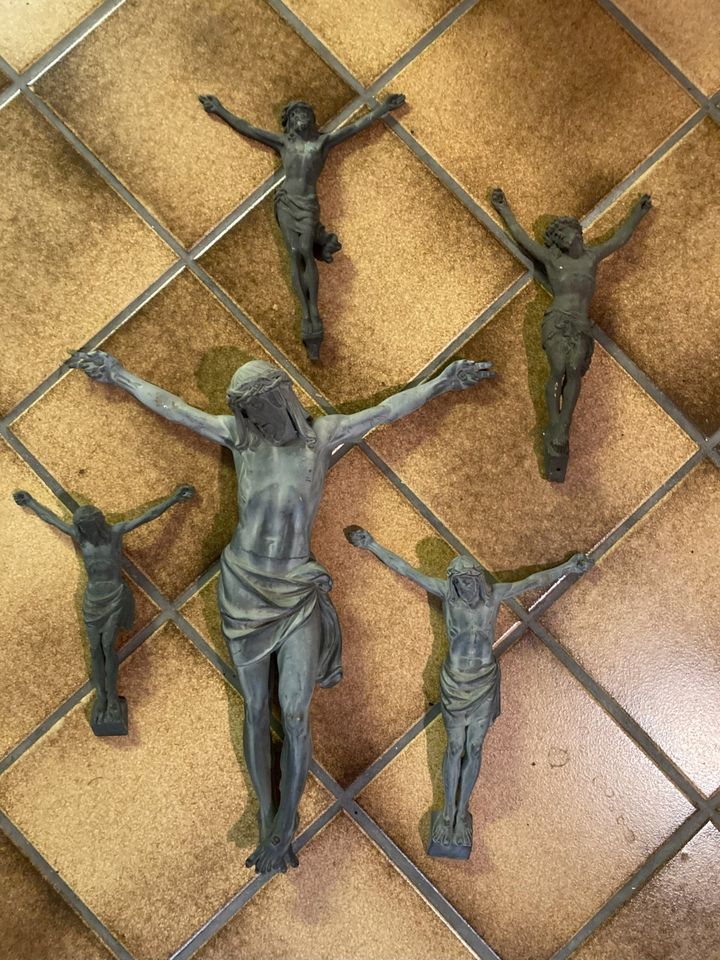 Jesus Figuren – 1 Große und 4 Kleine in Kuhardt