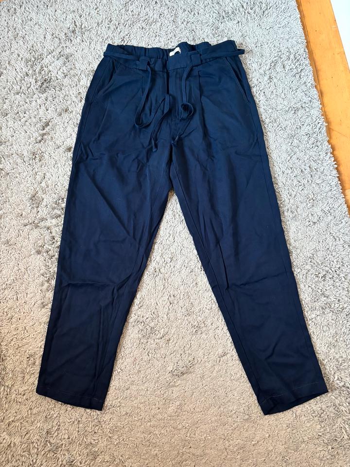 Schicke Esprit edc Stoffhose mit Schleife / Bindegürtel S blau in Osnabrück