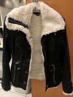 Schwarze kuschelige Winterjacke warme Jacke von Bench, Gr. S Hessen - Herborn Vorschau
