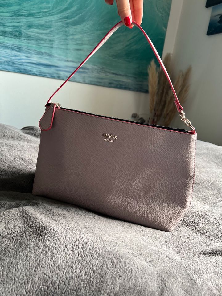 Tolle Guess Umhängetasche, Grau-pink Handtasche in Hamburg