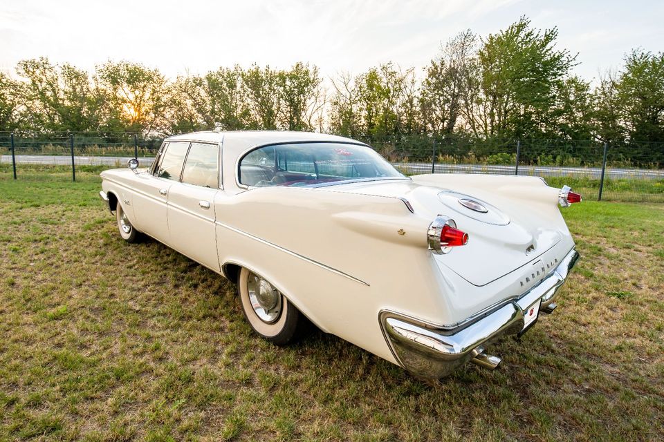 Chrysler Imperial Crown Sedan 4D Hardtop - Oldtimer in Beilrode