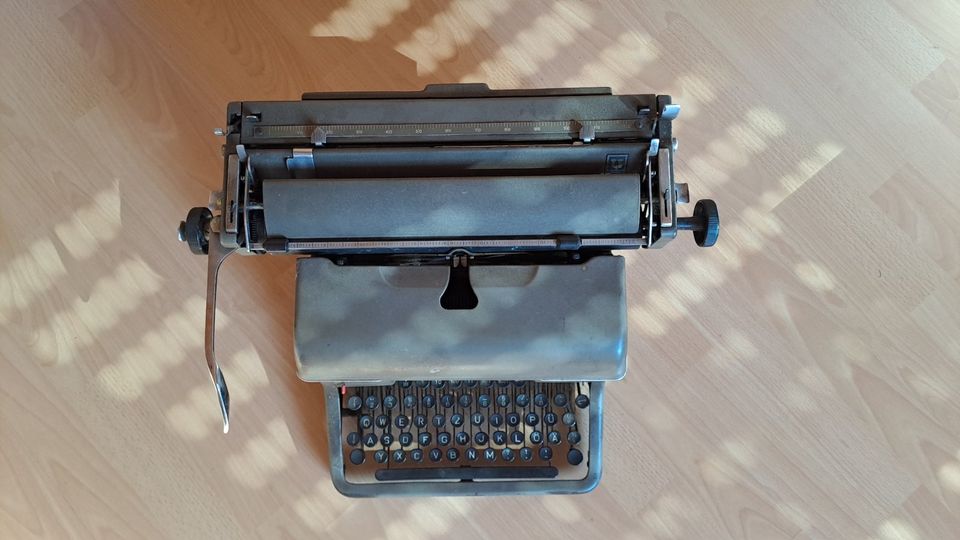 Schreibmaschine  "URANIA" grau in Eggolsheim