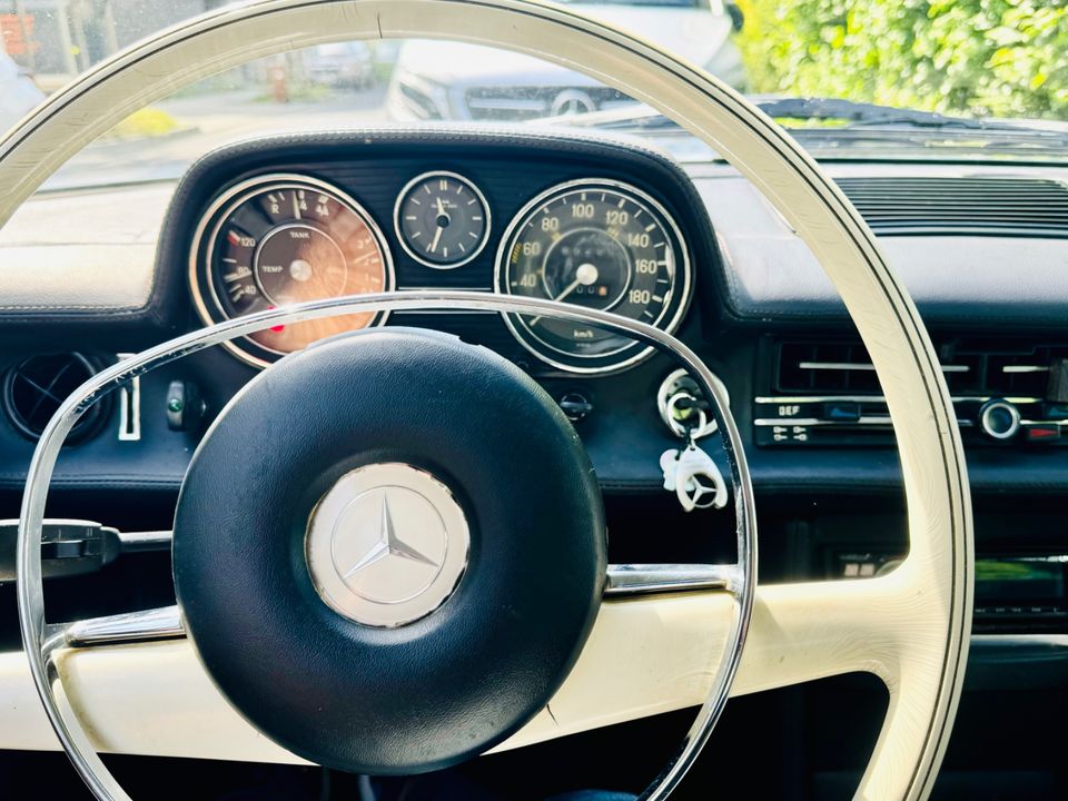 Mercedes 200 d Oldtimer in Kürten