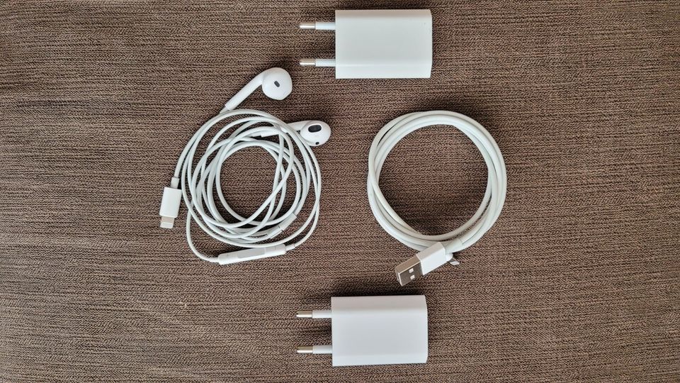 Apple Kopfhörer (iPhone) und Ladegerät mit Kabel in Offenbach