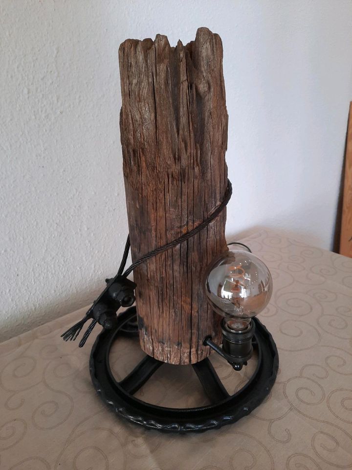 Stehlampe Bürolampe Holzskulptur Schreibtischlampe Dekoleuchte in Schöningen