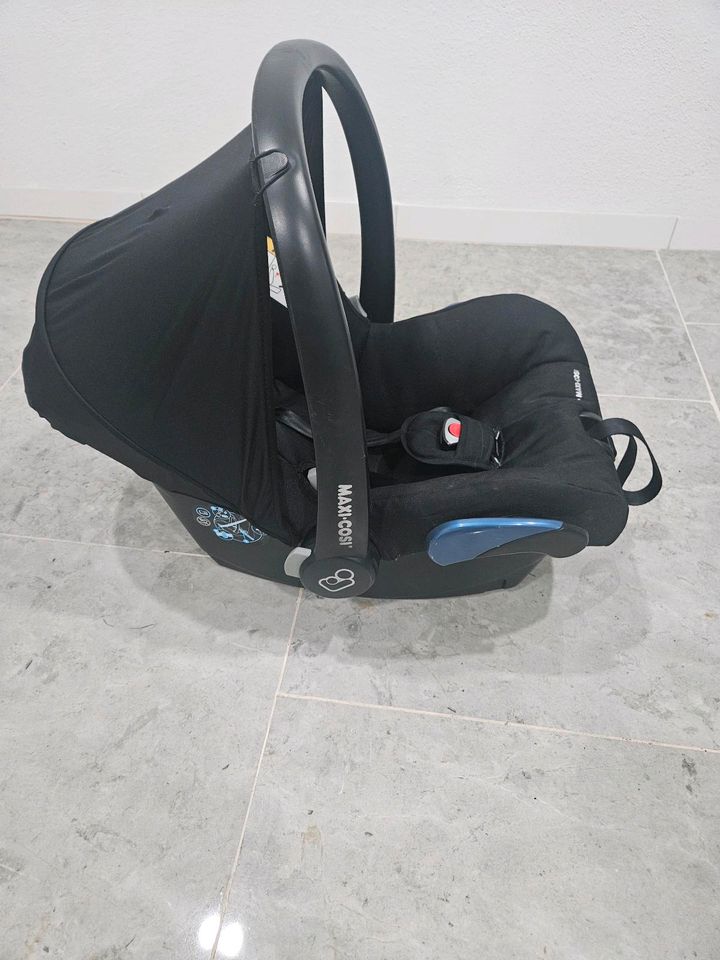 Maxi Cosi Babyschale in Hanau