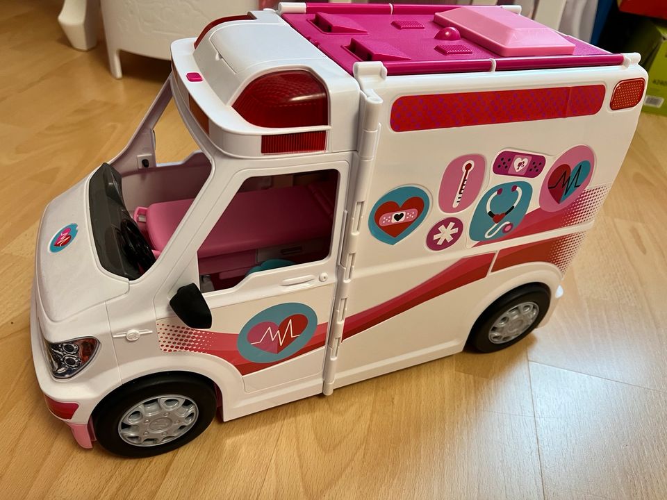 Barbie Sets Krankenwagen Roller Kleidung u.v.m in Sankt Augustin