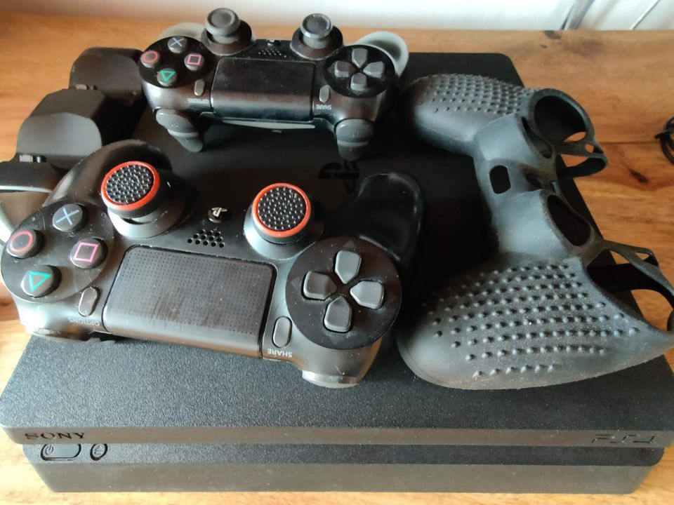 PS4 Slim 2 TB, 3 Controller & Ladestation in Riedstadt