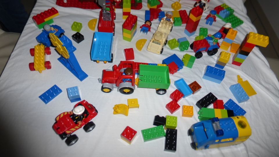 Duplo von Lego div. Autos, Tiere, Figuren,Platte über 100 Teile in Hamburg