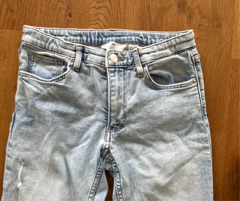 Jeans gerade hellblau washed Löcher H&M Gr 170 in Hamburg