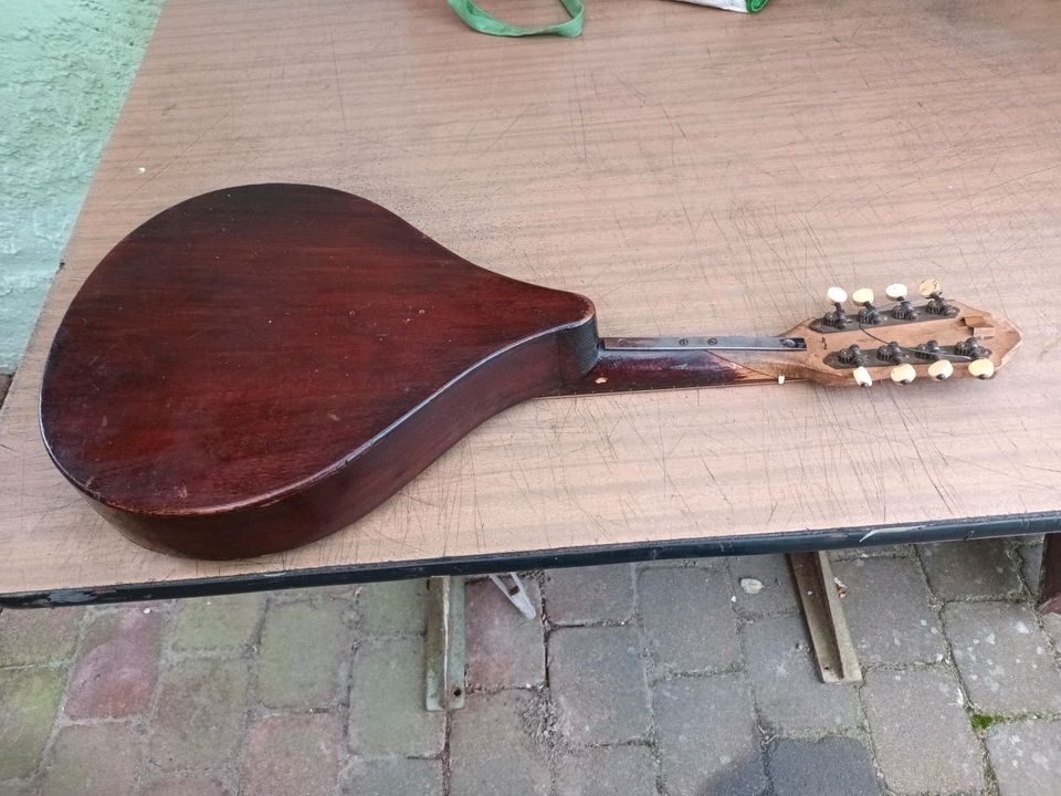 Schöne alte Mandoline.60 cm lang.Gebraucht keine Garantie. in Guben