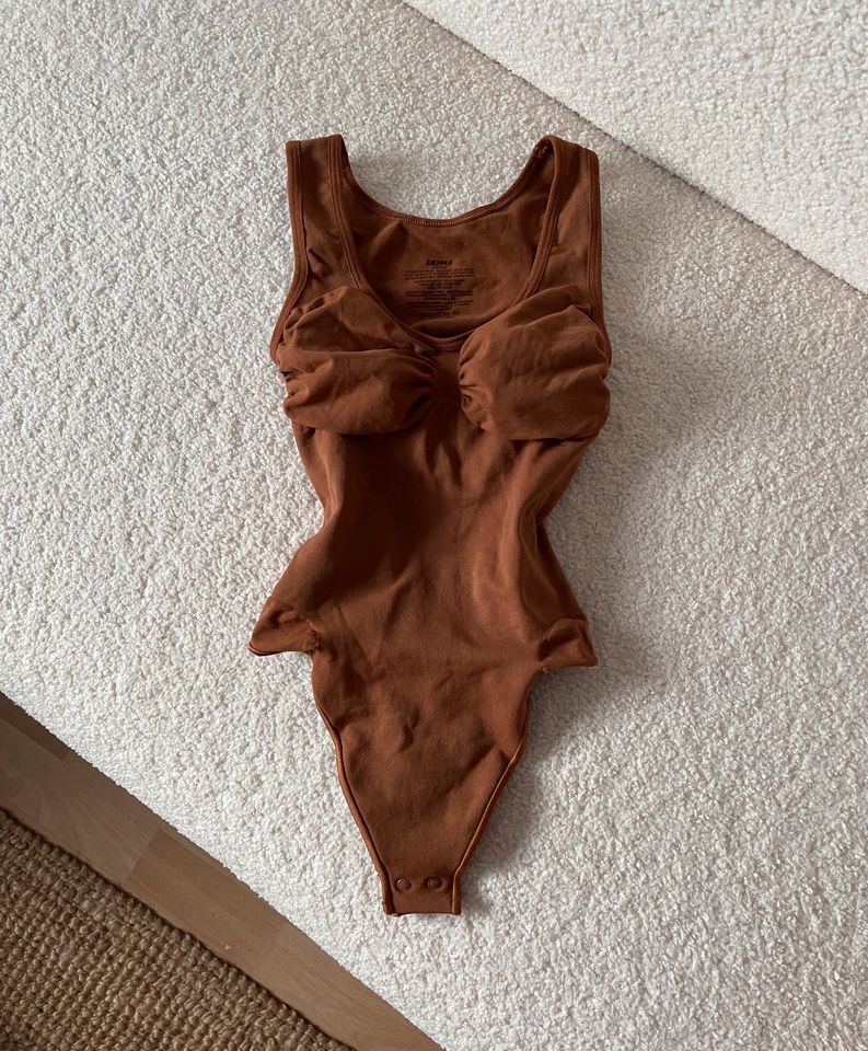 NEU Skims S Seamless Sculpt Scoop Neck Thong Bodysuit Bronze in Köln